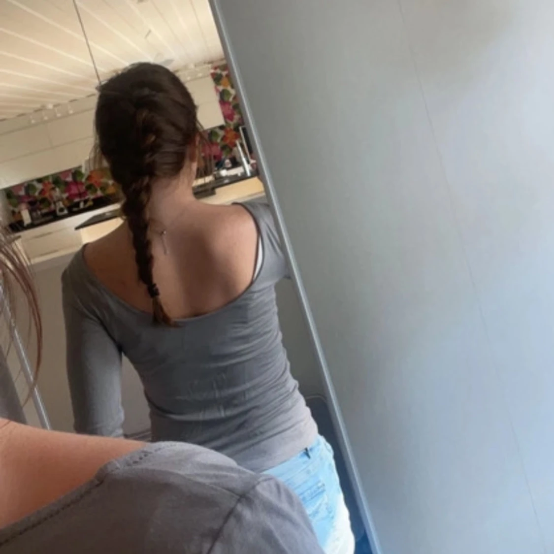 Grå långärmad topp med urringning