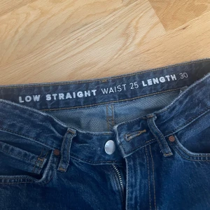 Mörkblå jeans Low Straight - Säljer ett par mörkblå jeans med låg midja och straight passform. Midjemått W25 och längd 30. 💕 pris går att diskutera !