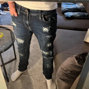 Nudie jeans tight terry ripped / med slitage - Tvärsnygga. Slitaget är design och inga hål går rakt igenom! (Man ser ingen hud alls)