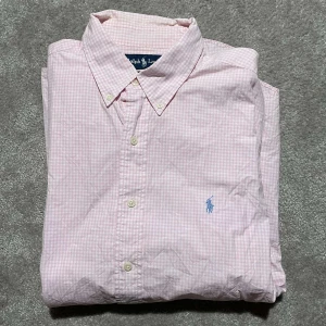 Ralph Lauren Skjorta  - Säljer nu denna feta rosarutiga Ralph Lauren skjorta i classic fit | Skick 8/10, inga flaws | Storleken är 34/35, fits M | Bara att skriva vid frågor