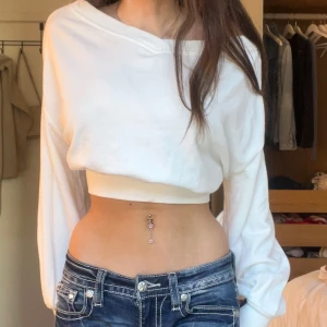 Cropped off shoulder sweatshirt - Säljer en vit croppad långärmad tröja som har en lös passform men är tajt vid midjan 💕 den är från Urban outfitters och i storlek s