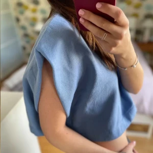 Blå topp från Zara  - Duvblå croppad topp av mjukt tyg från Zara! Aldrig använd, helt ny⭐️