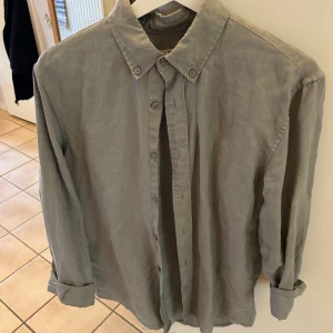 Olivgrön linneskjorta - Olivgrön linneskjorta från cubus storlek S  Använd endast två gånger perfekt till sommaren 
