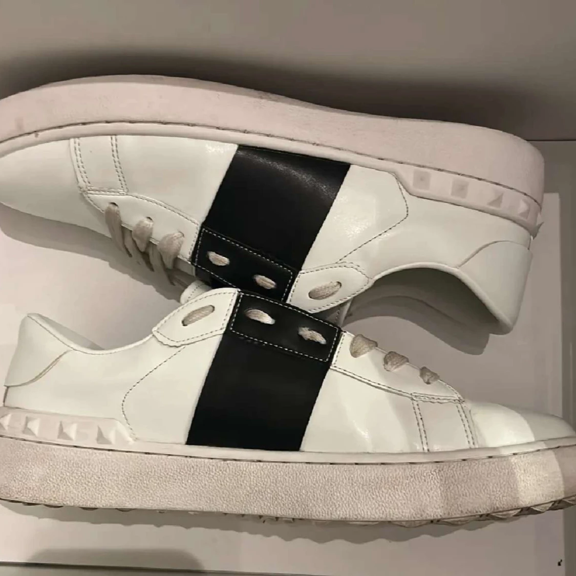 Valentino Garavani vita sneakers med svart detalj