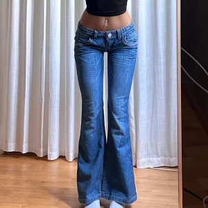 Lågmidjade bootcut jeans - Vintage från George💓midja 38 innerben 78 jae 165