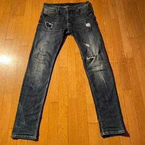 Gabba Jeans - Blåa gabba jeans med unika detaljer. Storlek 34/34