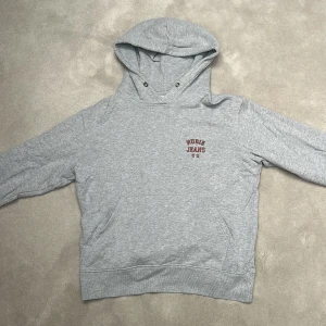 Grå hoodie från Nudie Jeans Co - Galet fet Nudie Jeans Hoodie! Sparsamt använd och säljer pga växt ur den. Storlek XS men passar nog lite mindre också pga liten i storleken, perfa för er lil jitz🔥Skriv bara DM, öppen till alla frågor, pris alltid diskuterbart. Ny pris 1200kr