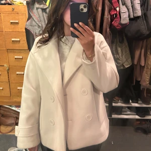 Design by si kappa - Säljer min kappa ifrån design by si. Använd fåtal gånger. Skulle säga att den är något vit beige. En defekt på armen, går nog bort om man gnuggar med vatten. Skulle säga att den passar alla mellan xs-M. Kom privat för fler bilder om de skulle behövas. Är prutbar🙌🏽💓