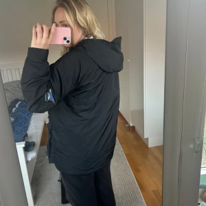 District 46 svart Jacka - Svart jacka från district 46, köpt på junkyard. Storlek XS man. I väldigt bra skick, inte använd så många gånger. Inga fläckar eller hål. Skriv vid frågor!☺️finns inte att köpa längre men tror den kostade runt 1000 nypris