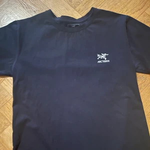 Svart t-shirt från Arc'teryx - Säljer en svart t-shirt från Arc'teryx 