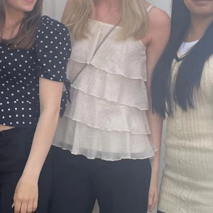 Rosa prickig volangtopp  - Jättesöt topp med volanger. Är i barnstorlek men skulle säga den motsvarar en Xs/S. 💓💓