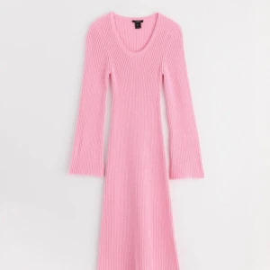 Ribbsticka  långklänning SÖKES - SÖKER denna fina rosa ribb stickade klänningen från Lindex som såldes förra året för 599kr! Skullle va så kul om den dök upp 🥹