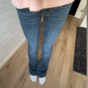 Blå bootcut jeans - Superfina blå bootcut jeans från gina, nypris 500kr. Ja har sytt de t lågmidjat!