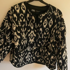 Quiltad mönstrad jacka - Unik mönstrad jacka från Zara i storlek M. Jackan har knappar och två framfickor. Jätteskön vår eller höst jacka. Hör av er för fler bilder. 