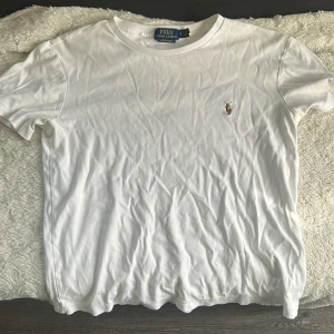 Ralph lauren t shirt - Ralp lauren t shirt i ny skick ingen syn av användning användt ett par gånger max 5 nypris 800kr+ mitt pris 200 skick 10/10 hör av er om ni skulle ha några funderingar mvh Dennis!