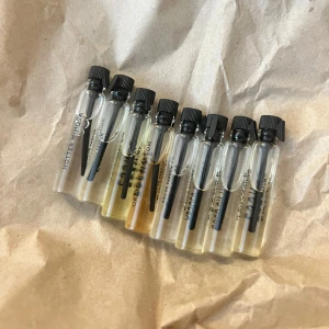 Parfymprover i små glasflaskor - Här har jag några tester på Essnce parfym... passar jättebra för någon som intresserad och vill prova först innan shoppa..det finns 6st för 200kr passar på!🩷  -Carashmellow  -Hotter mimosa -Delicate jasmine -Orange blossom  -Cozy goddess -Absolu vanilla  -Coco on the beach 🏝️  - I'm vanilla   Jag köpte den bara för ska känna på lukten bara..så den är väldigt ny✨