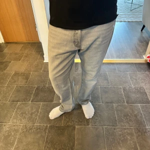 Chris grå jeans  - Ett par grå jeans i modellen loose/Chris som köptes för 599kr hos Jack and Jones. Storleken är 36/30 och skicket är 9/10. Pris går att diskuteras!🥂