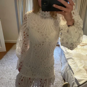 Vit spetsklänning med volangdetaljer - Helt ny superfin vit klänning perfekt till studneten! Jag är 168 för referens❤️prislappen kvar!!