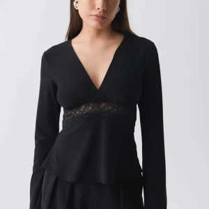 Tröja med spets Gina  - en tröja med spets från gina tricot, storlek S men kan nog passa Xs, använd endast 1 gång.