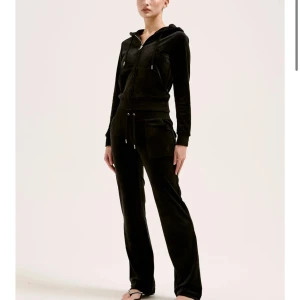 Juicy couture byxor - Säljer dessa asssnygga byxor då de inte kommer till användning längre 🤗 köpta för 1200, använda men fortfarande bra skick ❣️ vill bara bli av med de därav priset