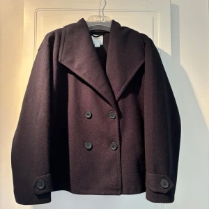 Marinblå kappa från Gina Tricot - Säljer nu min marinblåa kappa ifrån Gina Young då den inte används längre. Knappt använd. Storlek 158/164 men passar xs💞🥰