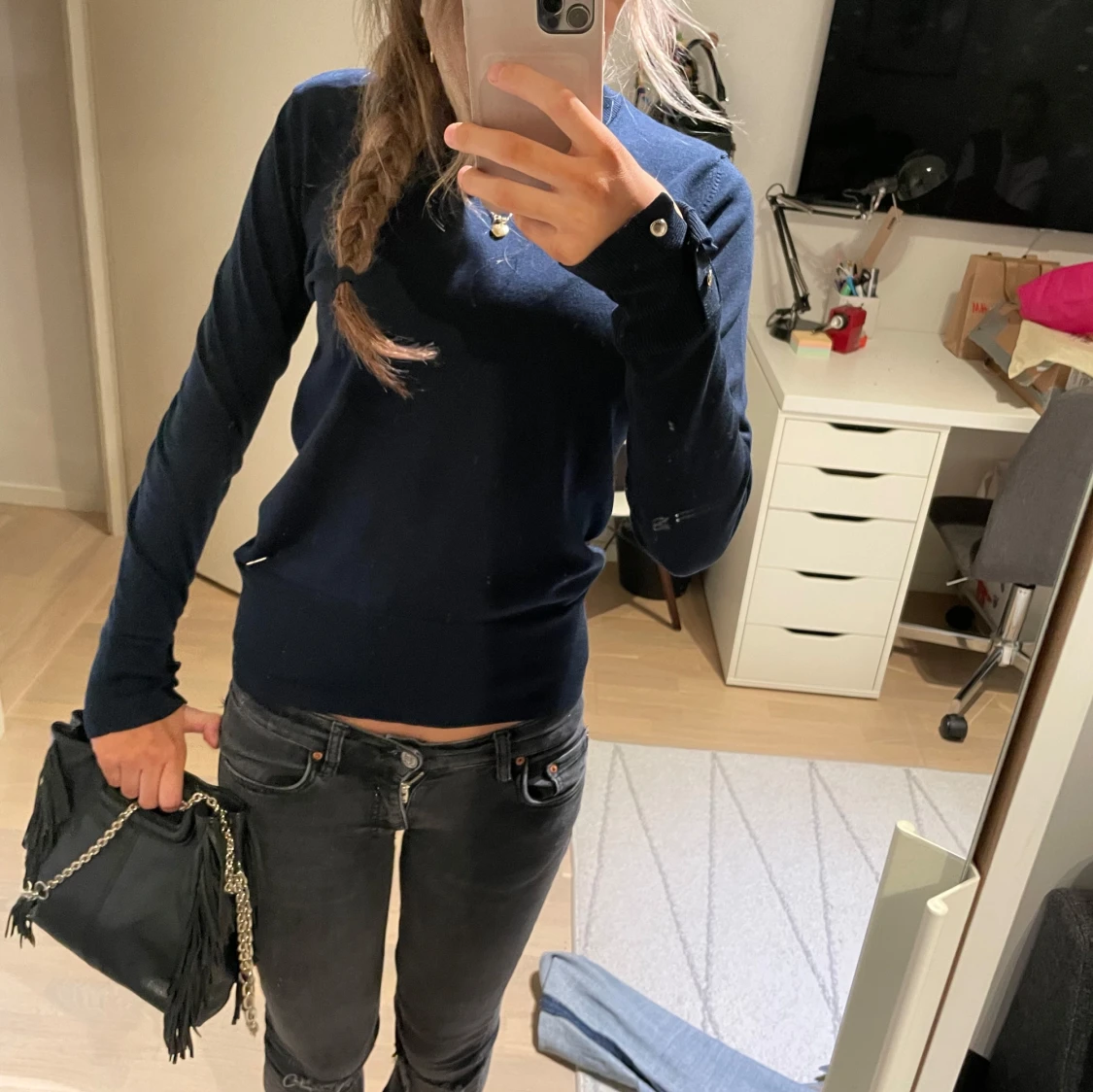 Mörkblå stickad tröja