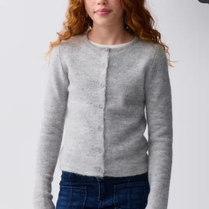 Brun stickad kofta🤎 - Säljer kofta som den på bilden fast i en brun färg och inte i barnstorlek. Jättefin och inte använd många gånger alls💗