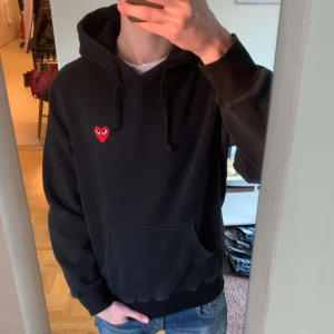 Svart CDG hoodie - En hoodie från Comme des Garcons PLAY i svart färg. Storlek är XL men sitter mer som M-L. 