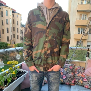 Ralph lauren camo skjorta/overshirt - En riktigt snygg skjorta/overshirt från Ralph Lauren i camo färg. Perfekt att ha med en hoodie under som på bilderna eller bara för sig själv!