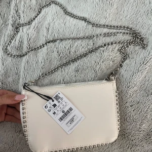 Vit väska från Stradivarius 🤍 - Supersöt liten väska från Stradivarius, prislapp kvar så aldrig använd. Nyskick!🌸