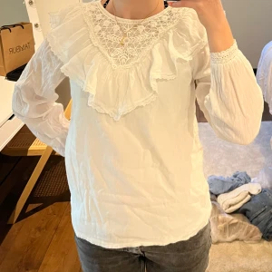 Zara broderad blus - Superfin blus som tyvärr inte kommer till användning. Bra skick! 🤭Storleken är egentligen 164 cm men passar både XS och S!