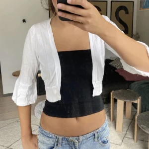 Vit bolero - Jättesöt vit bolero med volangärmar, köpt här på Plick (lånade bilder från förra ägaren) men har ej kommit till användning av mig. Inga defekter vad jag kan se 💓