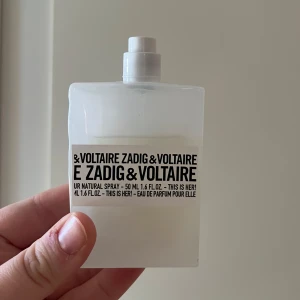 Zadig & Voltaire This Is Her! Eau de Parfum 50 ml - Zadig parfym mer än hälften kvar, Korken är borta.