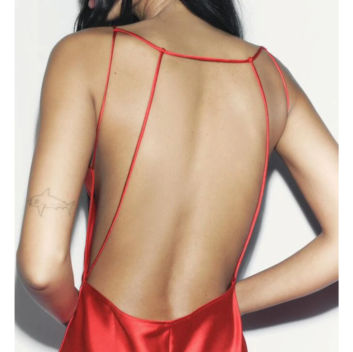 SÖKER Röd långklänning med öppen rygg från ZARA