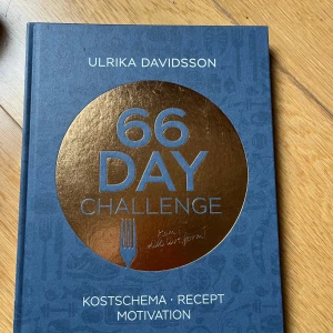 66 Day Challenge - Säljer boken '66 Day Challenge' av Ulrika Davidsson. En inspirerande bok med kostschema, recept och motivation för dig som vill kickstarta nya vanor. Hård pärm i mörkblått med gulddetaljer. Perfekt för dig som vill ha struktur och pepp i vardagen.