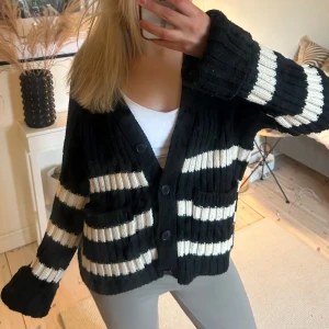 Zara kofta  - Sååå fin kofta från Zara. Har ett litet hål på ena armen men det är inget man lägger märket till ❤️