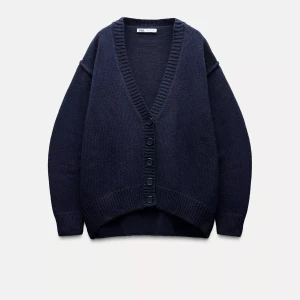 Mörkblå stickad kofta från Zara - Jättefin mörkblå stickad kofta från Zara med v-ringning och knappar framtill. Perfekt till våren över en topp. Helt ny ❤️‍🔥