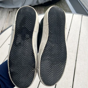  sneakers från Philippe Model - Snygga mörk gröna sneakers från Philippe Model med vita detaljer och snörning. Skorna har en klassisk design med rund tå och en bekväm passform. Perfekta för en stilren look. Lite slitna men väldigt bra skick för priset. Box följs med. Kan gå ner i pris vid snabb affär 