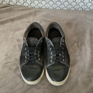 Lanvin skor - Säljer dessa svarta lanvin skorna pga att dem är för små! Dem har skador under sulan men är enkelt att fixa hemma! Annars är det inga problem med dem! Har tyvärr ingen box men dem är äkta! 