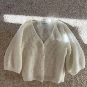 Trendig kofta - Sjukt snygg och trendig trekvartsärmad kofta från nakd!! Älskar 