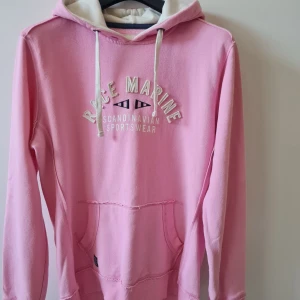 Rosa hoodie från Race Marine (Stadium) strl 44 - Säljer en ljusrosa hoodie från Race Marine (Stadium). Tröjan är tillverkad i en mjuk bomulls- och polyestermix. Storlek 44. Kan hämtas i Vallentuna.