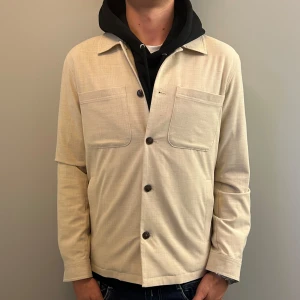 LES DEUX OVERSHIRT - Fet beige overshirt från Les Deux i storlek M. Skicket är 10/10, använd 3 gånger. Skriv för fler funderingar, nypriset är ca 2000