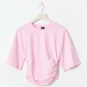 Ljusrosa croppad topp från Gina Tricot - Supersnygg rosa croppad topp från Gina tricot. (Den jag säljer är lite ljusare än den på bilden) nypris: 259kr