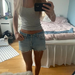 Jeansshorts  - Jeansshorts från levis i perfekt blå färg❤️❤️