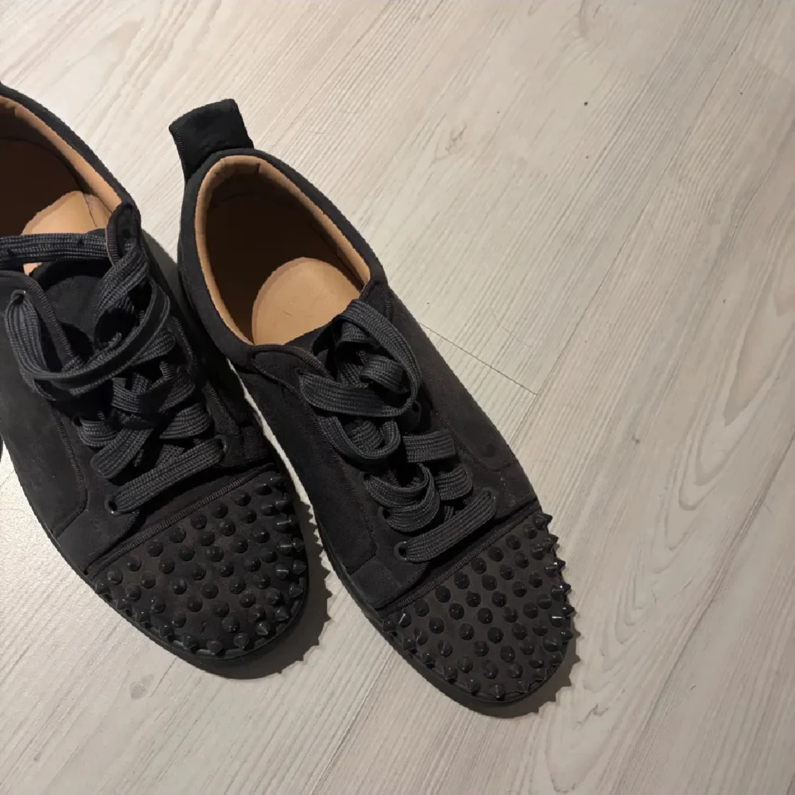 Christian Louboutin svarta sneakers med nitar - 1