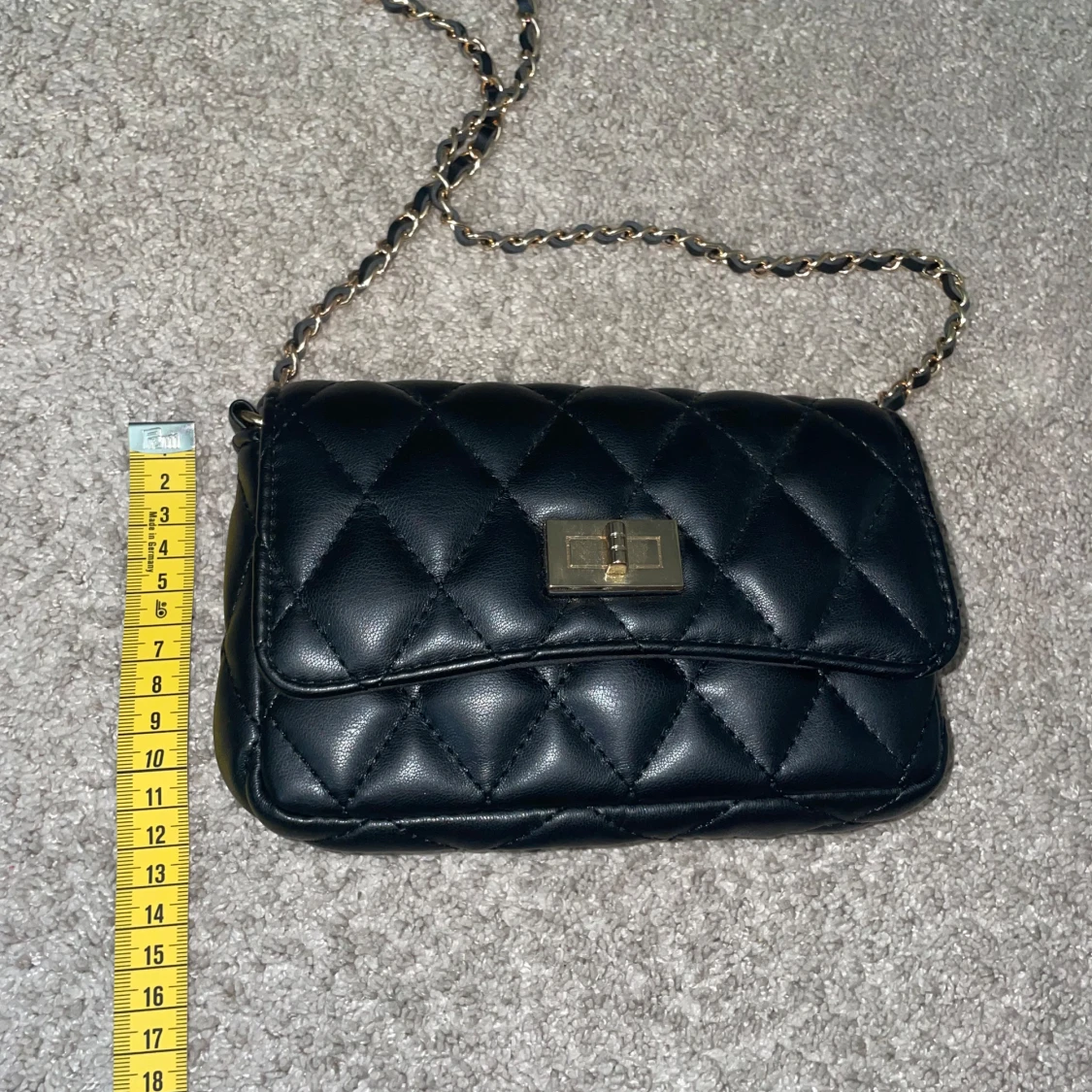 Svart quiltad axelväska med kedja - 3
