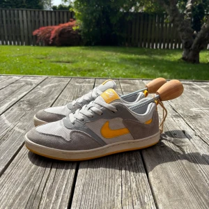 Nike SB Dunks low - Säljer dessa riktigt feta Nike dunks! Skicket är riktigt bra utom att orginal sulan inte är i utan en annan sula (bild 5).  Strl är 42, hör av er vid frågor!