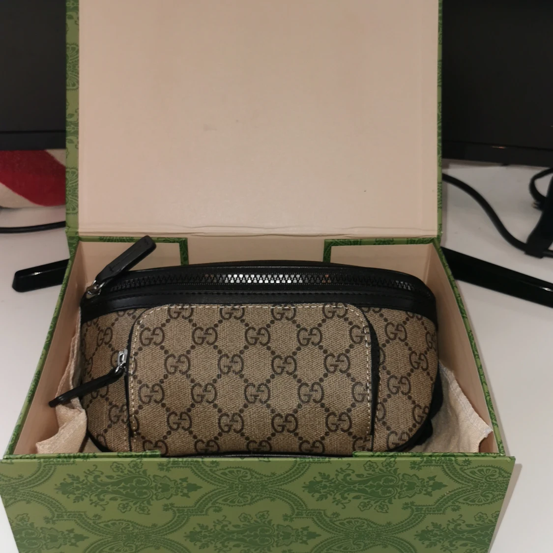 En skön magväska med G mönster  - 2