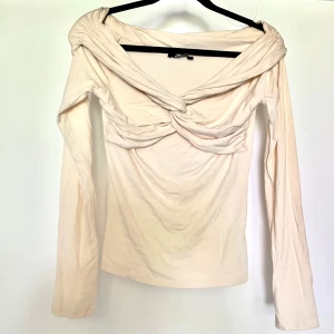 Topp - Beige off-shoulder topp från Gina, aldrig använd endast prövat.