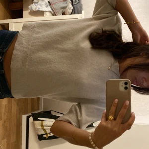 Ljusbeige stickad tröja - Superfin ljusbeige stickad tröja från ONLY med ribbad rund halsringning och halvlånga ärmar. skriv för mer info eller bilder 🫶🏻